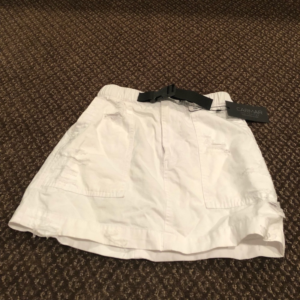 White jean skirt with buckle